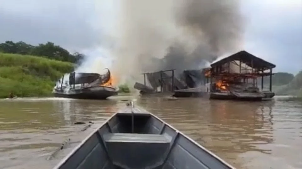 Dezenas de balsas são apreendidas e destruídas durante operação contra garimpo ilegal de ouro no rio Madeira, no AM
