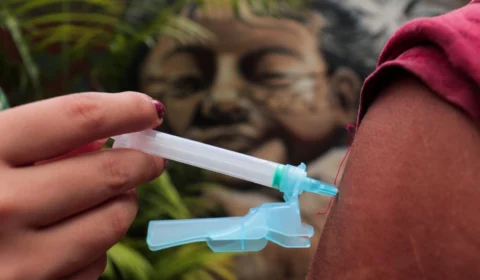 Adolescentes de 12 a 17 anos com alto grau de imunossupressão devem receber  a 3° dose contra Covid em Manaus