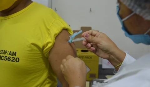 Presos começam a receber a segunda dose da vacina contra a Covid