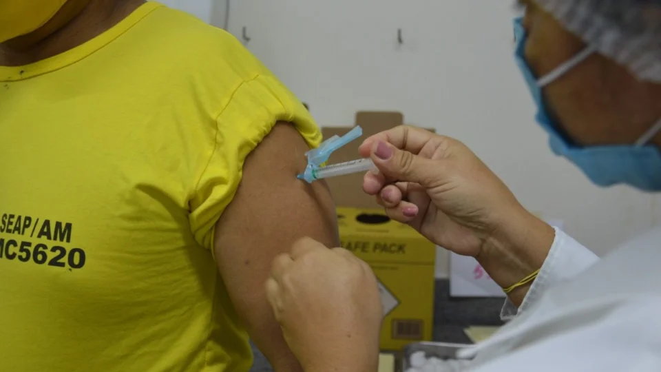 Presos começam a receber a segunda dose da vacina contra a Covid
