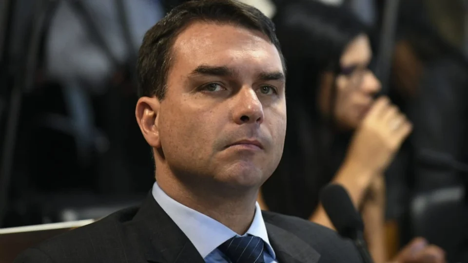 Flávio Bolsonaro pede acesso a documentos sigilosos da CPI da Pandemia