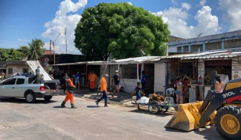 Ocupações irregulares são retiradas de calçadas no Centro de Manaus