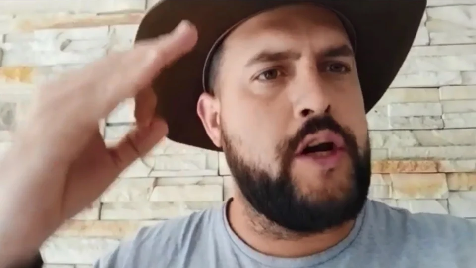 Zé Trovão, caminhoneiro bolsonarista que estava foragido, se apresenta à PF em Santa Catarina