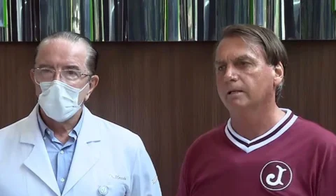 Camarão não mastigado corretamente causou obstrução intestinal em Bolsonaro, diz médico
