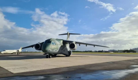 Operação Repatriação: avião da FAB com brasileiros e estrangeiros chega ao Recife