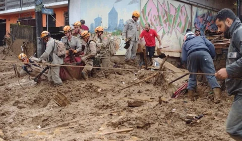 Sobe para 94 o número de mortos após tempestade que atingiu Petrópolis, no Rio de Janeiro