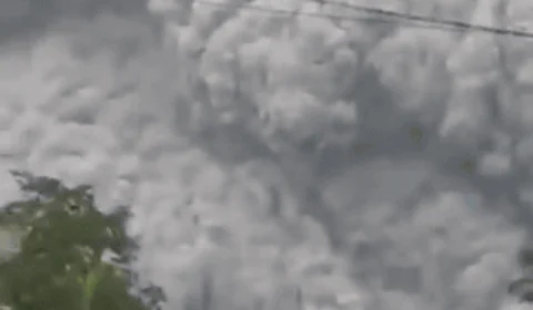 Indonésia: Vulcão entra em erupção mais uma vez nesta segunda-feira