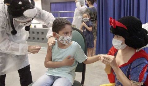 Crianças de 5 anos sem doenças preexistentes já podem se vacinar em Manaus; veja os pontos de vacinação