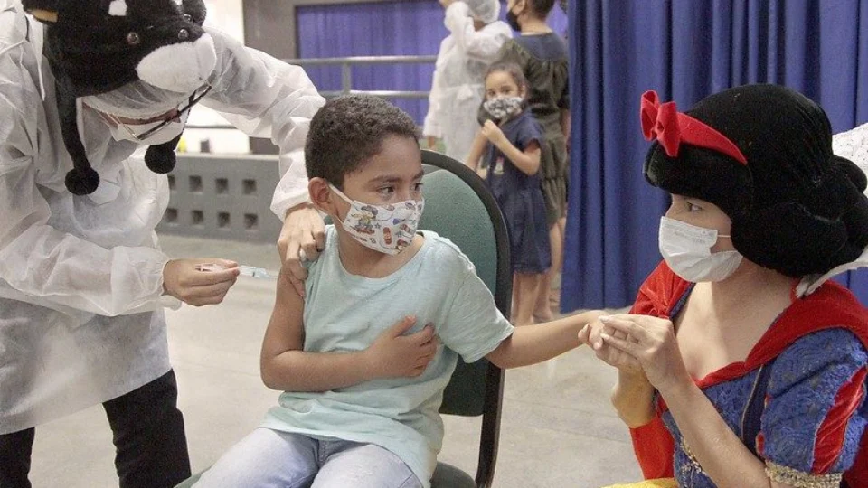 Crianças de 5 anos sem doenças preexistentes já podem se vacinar em Manaus; veja os pontos de vacinação