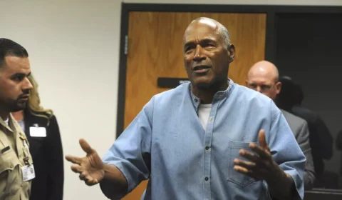 Ex-jogador de futebol americano OJ Simpson se torna livre após cumprimento total de pena por assalto à mão armada