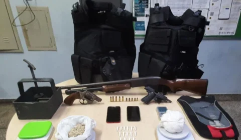 Em Manaus, trio é preso com colete balístico, armas e drogas no bairro da Glória
