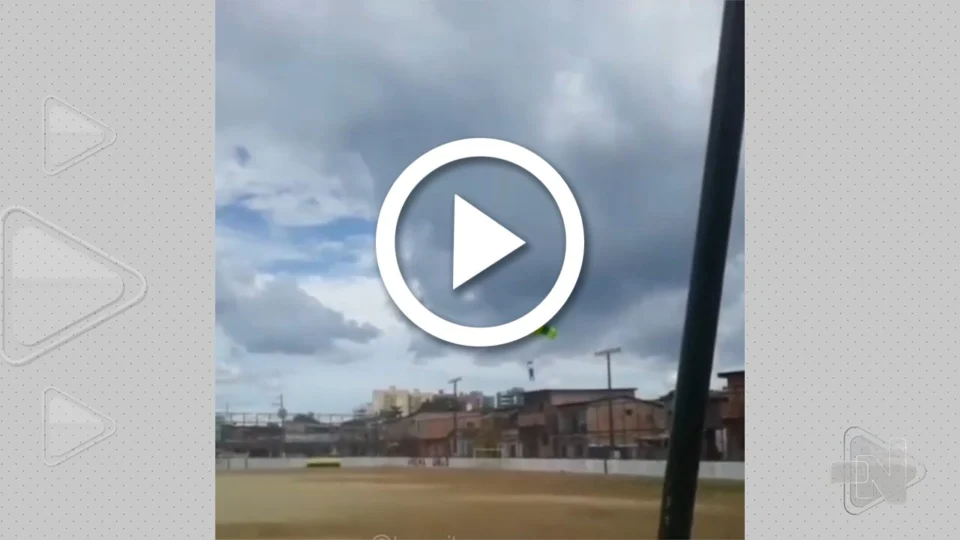 VÍDEO: paraquedista despenca sobre telhado de casa na Zona Centro-Sul de Manaus