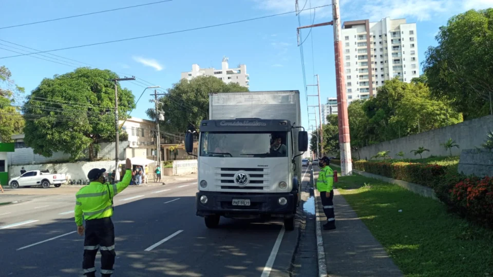 Oito caminhões são autuados durante operação ‘Carga Pesada’, em Manaus