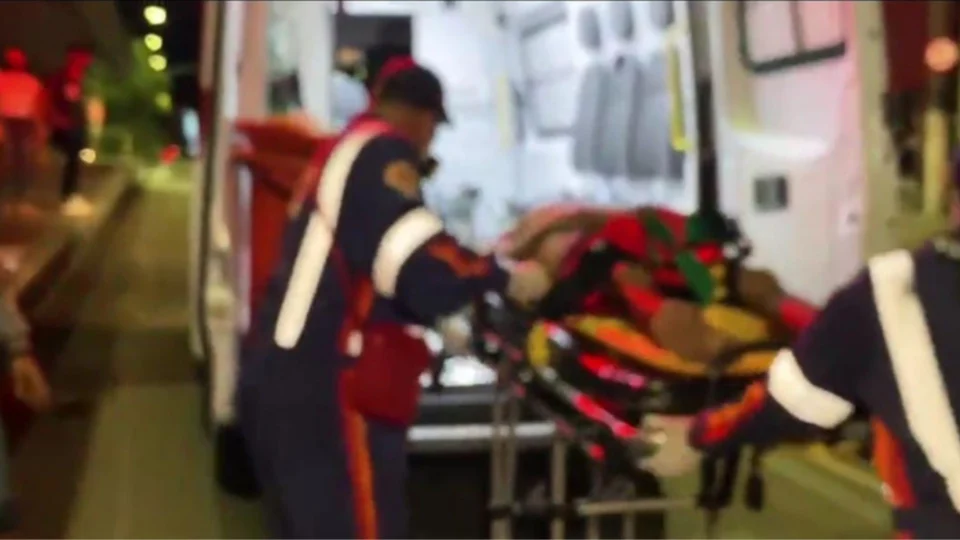 Morador de rua é ferido com golpe de faca por passageiros de ônibus em Manaus