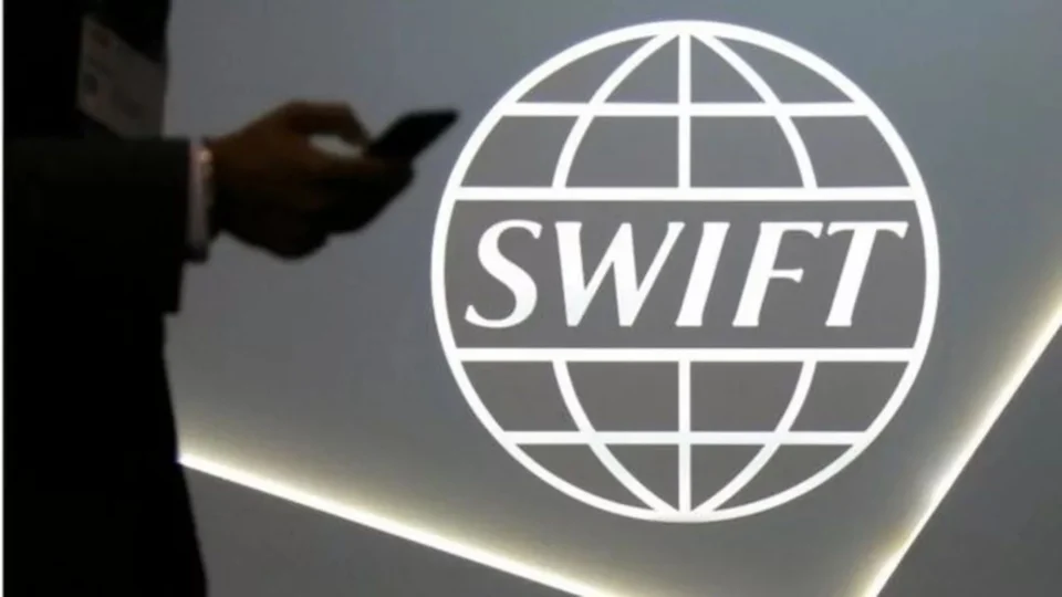 EUA e União Europeia decidem excluir bancos russos do Swift