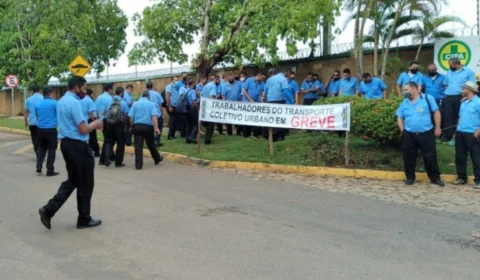 Motoristas de ônibus fazem greve, e passageiros lotam pontos de ônibus em Palmas-TO