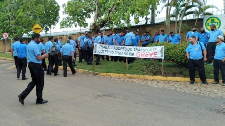 Motoristas de ônibus fazem greve, e passageiros lotam pontos de ônibus em Palmas-TO