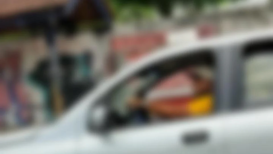 Em Manaus, frentista é arrastada por motorista que fugiu sem pagar em um posto de combustível