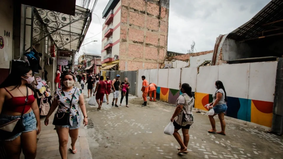 Em Manaus, após desabamento de prédio, rua Henrique Martins é liberada para passagem de pedestres