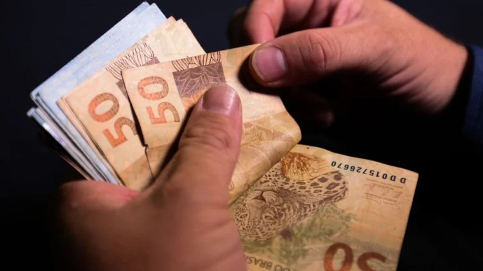 Auxílio Brasil: governo ‘corre’ para concluir pagamento de R$ 400 antes do Natal