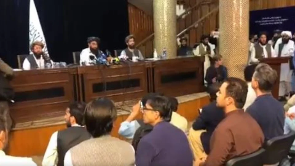 Em entrevista, Talibã declara anistia e participação de mulheres no governo