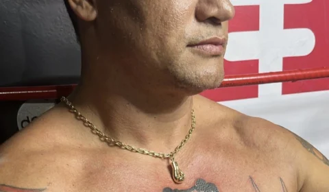 Tetracampeão “Popó” tatua no peito nome de Whindersson Nunes