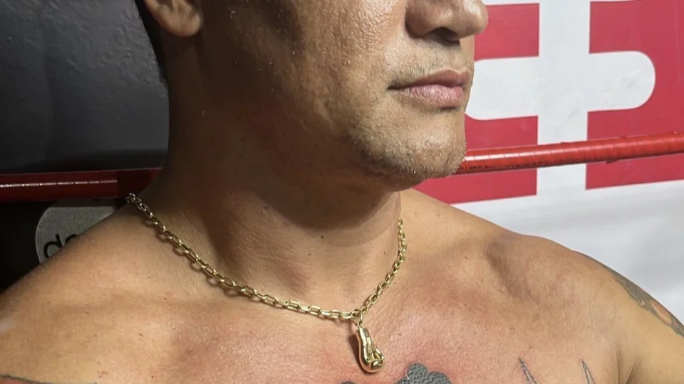 Tetracampeão “Popó” tatua no peito nome de Whindersson Nunes