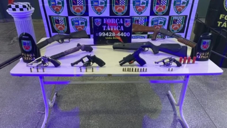 Arsenal de armas é localizado escondido em terreno na Compensa, em Manaus