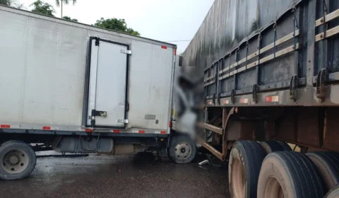 Em Manaus, motorista e passageiro de caminhão ficam feridos após colisão com carreta