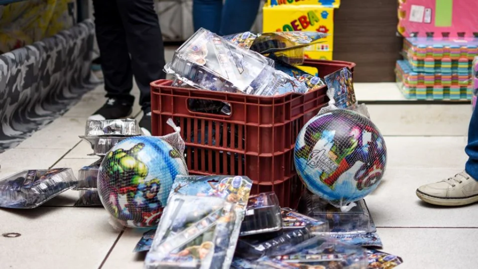 Operação ‘Fake Toy’ apreende mais de mil produtos infantis falsificados, no Centro de Manaus