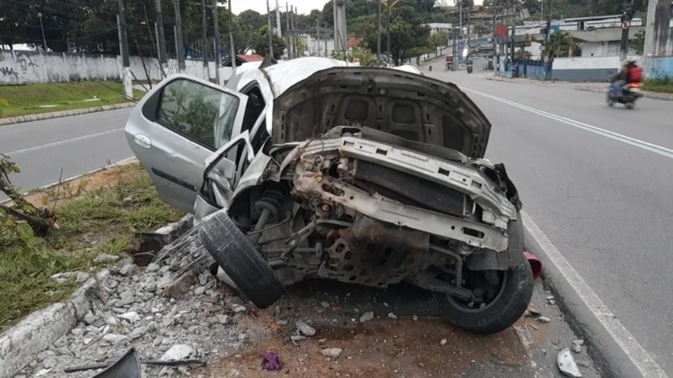 Carro fica com a frente destruída após bater em poste na Zona Norte de Manaus