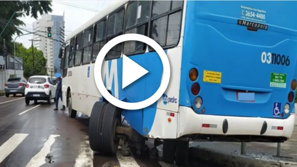 VÍDEO: rodas de ônibus ‘soltam’ e causam engarrafamento na Avenida Umberto Calderaro, em Manaus