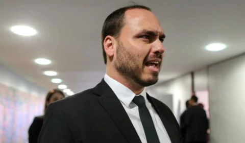 Carlos Bolsonaro diz que vai denunciar Omar Aziz por suposto crime de prevaricação