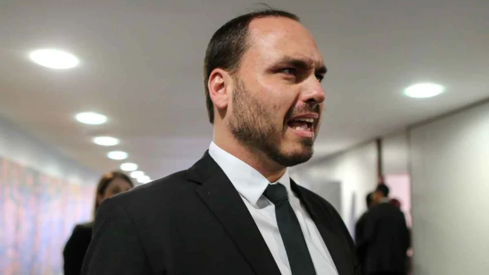 Carlos Bolsonaro diz que vai denunciar Omar Aziz por suposto crime de prevaricação