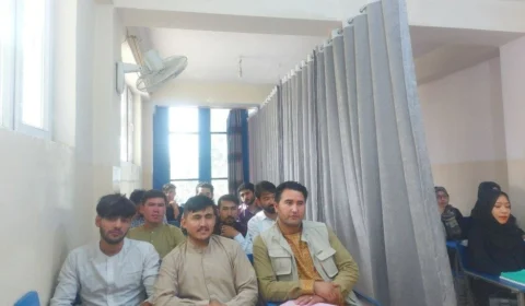 Cortina separa homens e mulheres na volta às aulas no Afeganistão, após Talibã retomar poder