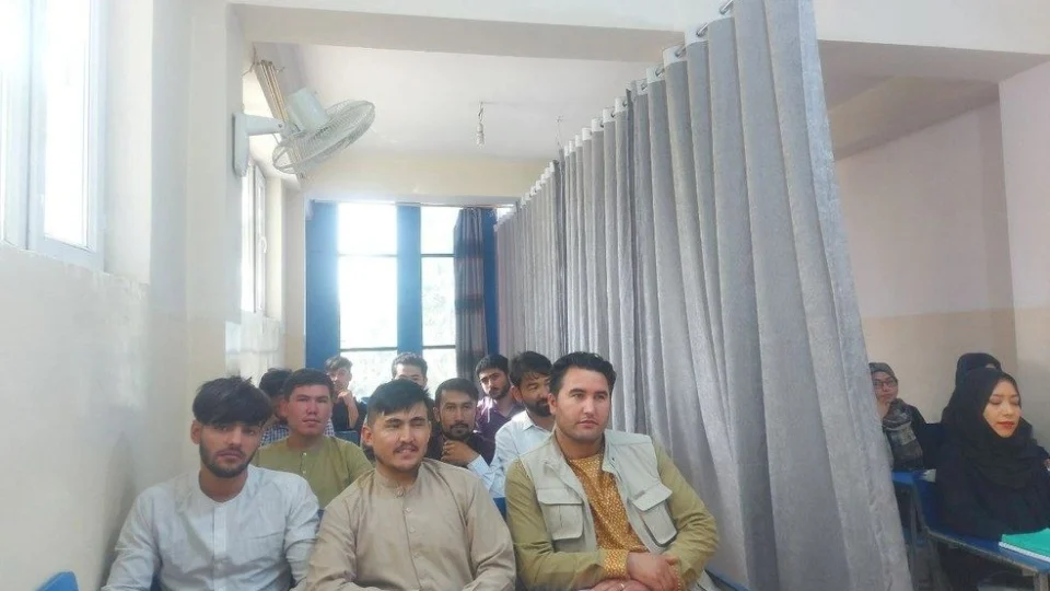 Cortina separa homens e mulheres na volta às aulas no Afeganistão, após Talibã retomar poder