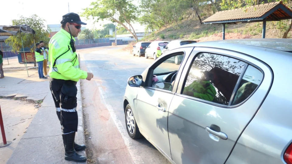 Praticar gesto obsceno ou xingar no trânsito podem se tornar infração, sugere projeto de lei