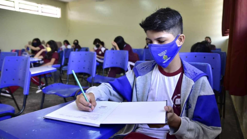 Escolas estaduais de 61 municípios retornam às atividades 100% presenciais, no AM