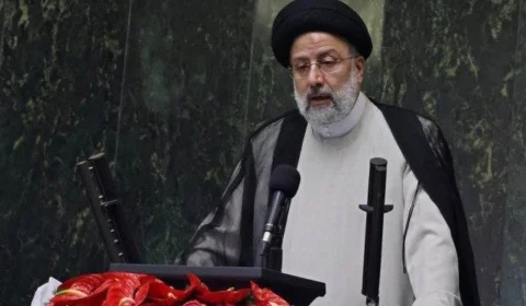 Novo presidente do Irã toma posse e se diz aberto à diplomacia