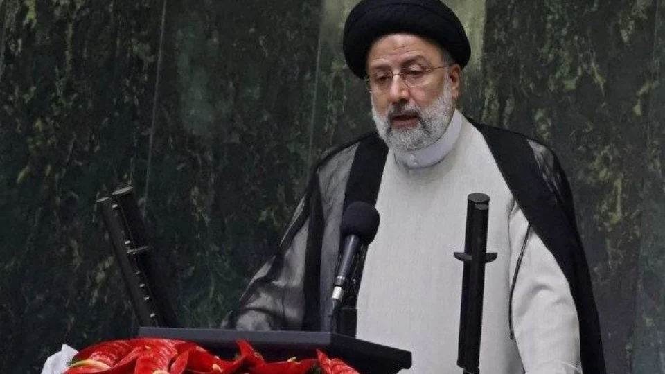 Novo presidente do Irã toma posse e se diz aberto à diplomacia