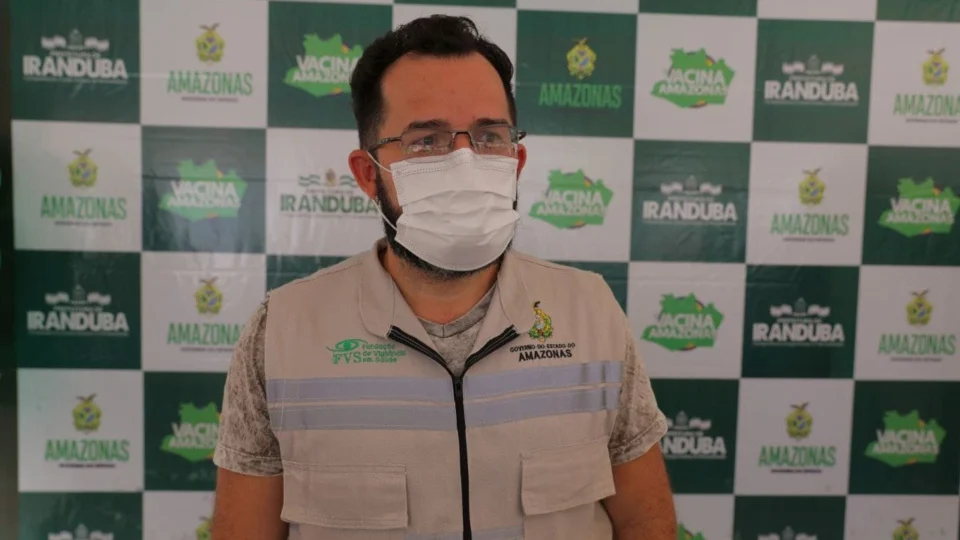 Enfermeiro comemora aniversário no mutirão de vacinas em Iranduba-AM