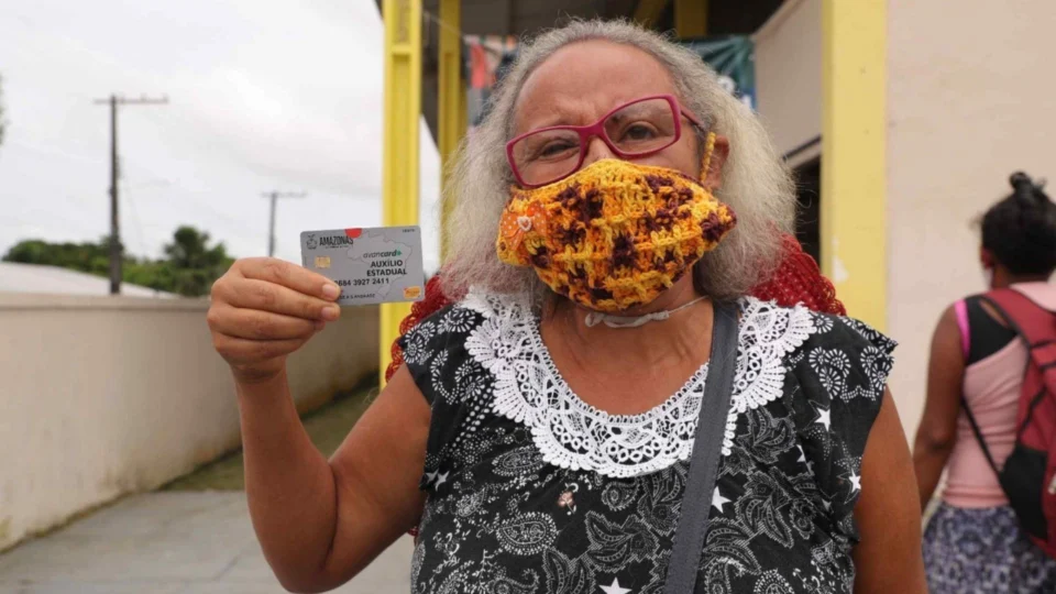 Em Manaus, entrega dos cartões remanescentes do programa Auxílio Estadual segue até fevereiro