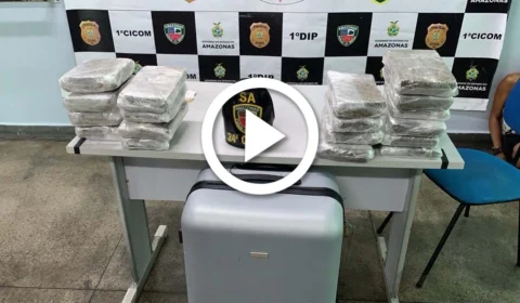 VÍDEO: em Manaus, passageiro deixa mala de drogas cair em barco