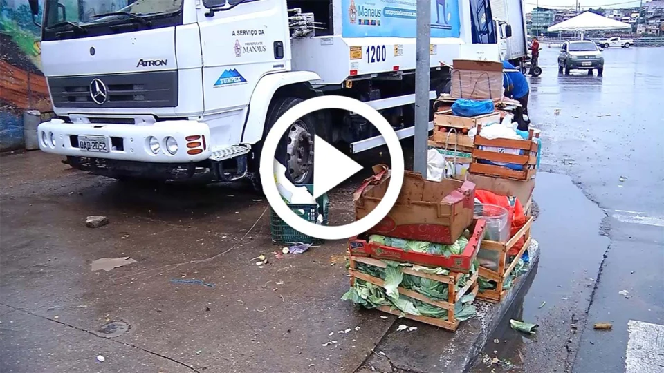 VÍDEO: a fome tem levado pessoas a procurarem alimentos no lixo