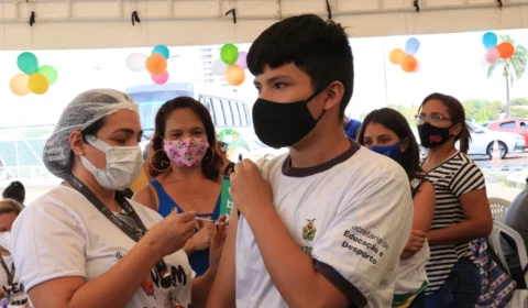 Carona Solidária leva estudantes para vacinação, em Manaus