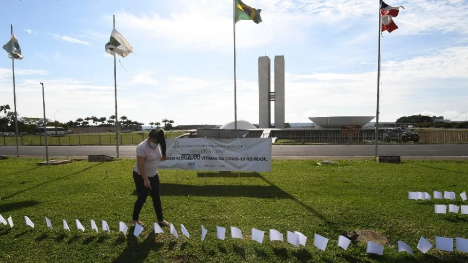 Brasil reduz em mais de 11% média móvel de mortes por Covid nas últimas 24 horas