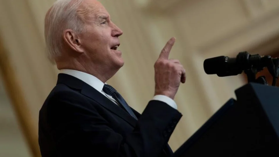 Biden anuncia pacotes de sanções contra Rússia e cita ‘início de invasão’