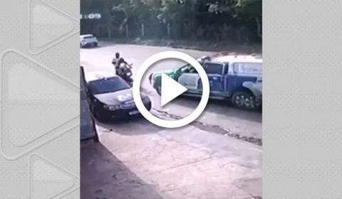 VÍDEO: viatura atropela motocicleta que estava sendo dirigida por suspeitos na Zona Leste de Manaus