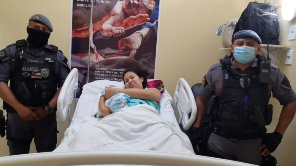 Policiais ajudam mulher dá à luz dentro de carro na Zona Oeste de Manaus