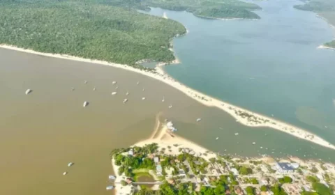 No Pará, praia de Alter do Chão é tomada por lama